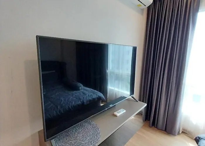 Poolview Near Mrt, & Quiet, Speedy Net Apartment Bangkok