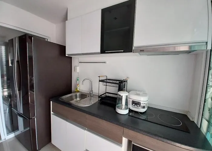Apartment Poolview Near Mrt, & Quiet, Speedy Net