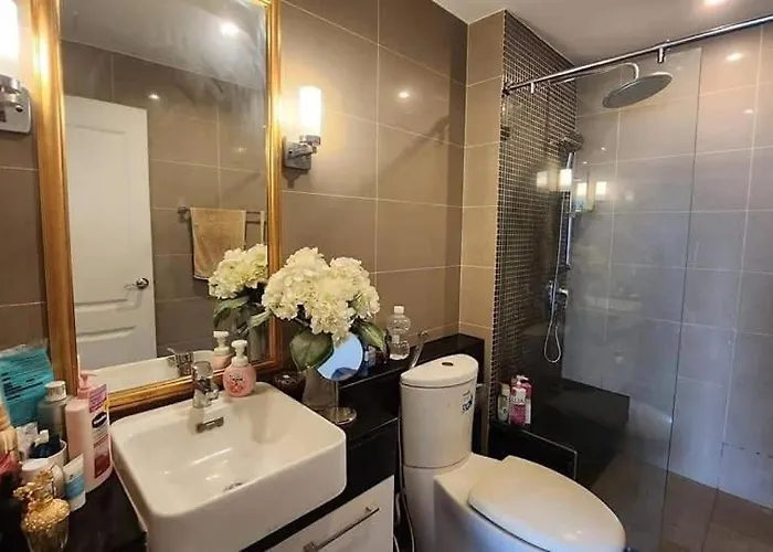 Poolview Near Mrt, & Quiet, Speedy Net Apartment *